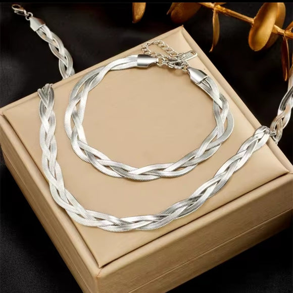2.5mm Sterling Silver Snake Chain Bracelet | Kompsós Silver Crossover Snake Chain Bracelet display picture 1
